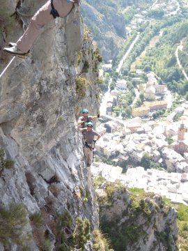 Bianca sul 3° ponte delle scimmie con i due francesi in avvicinamento (34603 bytes)